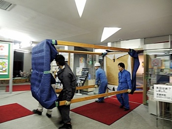 4人で運び出し